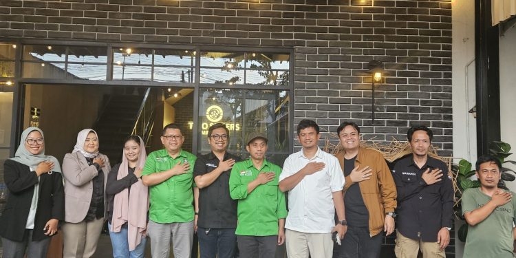 Jajaran DPC PKB Kota Sukabumi dan Jajaran KPU Kota Sukabumi saat foto bersama di Twisters Coffee Jalan Tangkil, Jaya Mekar (24/6/2026)