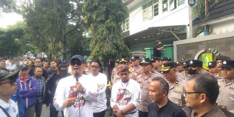 Ivan Alghifari saat berorasi didepan Gedung DPRD Kota Sukabumi dalam Aksi Akbar 2626 (26/6/2026)