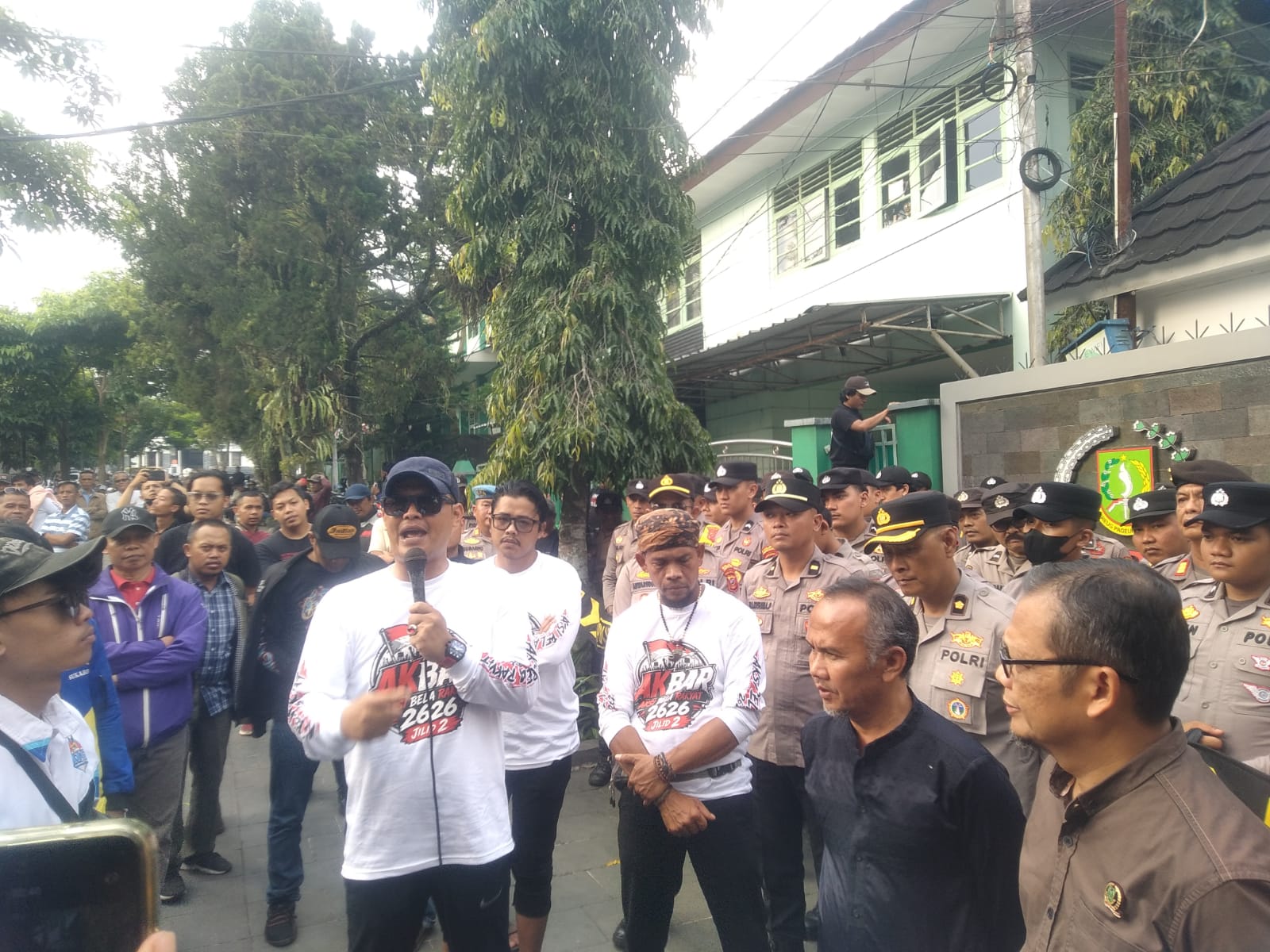 Ivan Alghifari saat berorasi didepan Gedung DPRD Kota Sukabumi dalam Aksi Akbar 2626 (26/6/2026)