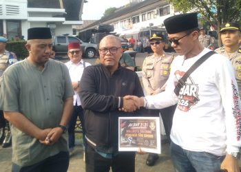 Seketaris Daerah Kota Sukabumi, Andang Tjahjandi menerima piagam dari massa aksi Akbar 2626 di halaman Balai Kota Sukabumi (26/6/2026)