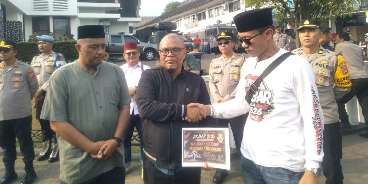 Seketaris Daerah Kota Sukabumi, Andang Tjahjandi menerima piagam dari massa aksi Akbar 2626 di halaman Balai Kota Sukabumi (26/6/2026)