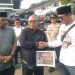 Seketaris Daerah Kota Sukabumi, Andang Tjahjandi menerima piagam dari massa aksi Akbar 2626 di halaman Balai Kota Sukabumi (26/6/2026)