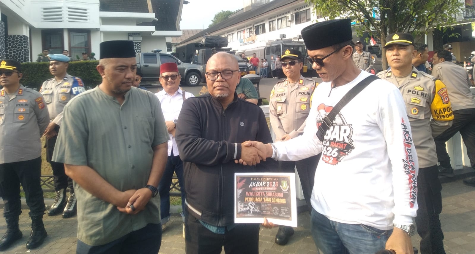 Seketaris Daerah Kota Sukabumi, Andang Tjahjandi menerima piagam dari massa aksi Akbar 2626 di halaman Balai Kota Sukabumi (26/6/2026)