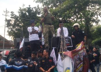 Aktivis Sukabumi, Vega Sukmayudha saat orasi di depan Gedung DPRD Kota Sukabumi (26/6/2026)