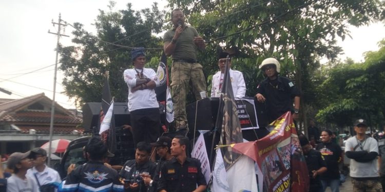 Aktivis Sukabumi, Vega Sukmayudha saat orasi di depan Gedung DPRD Kota Sukabumi (26/6/2026)