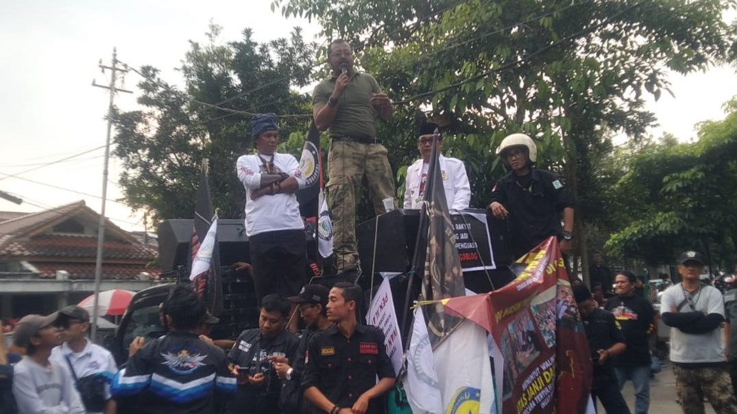 Aktivis Sukabumi, Vega Sukmayudha saat orasi di depan Gedung DPRD Kota Sukabumi (26/6/2026)