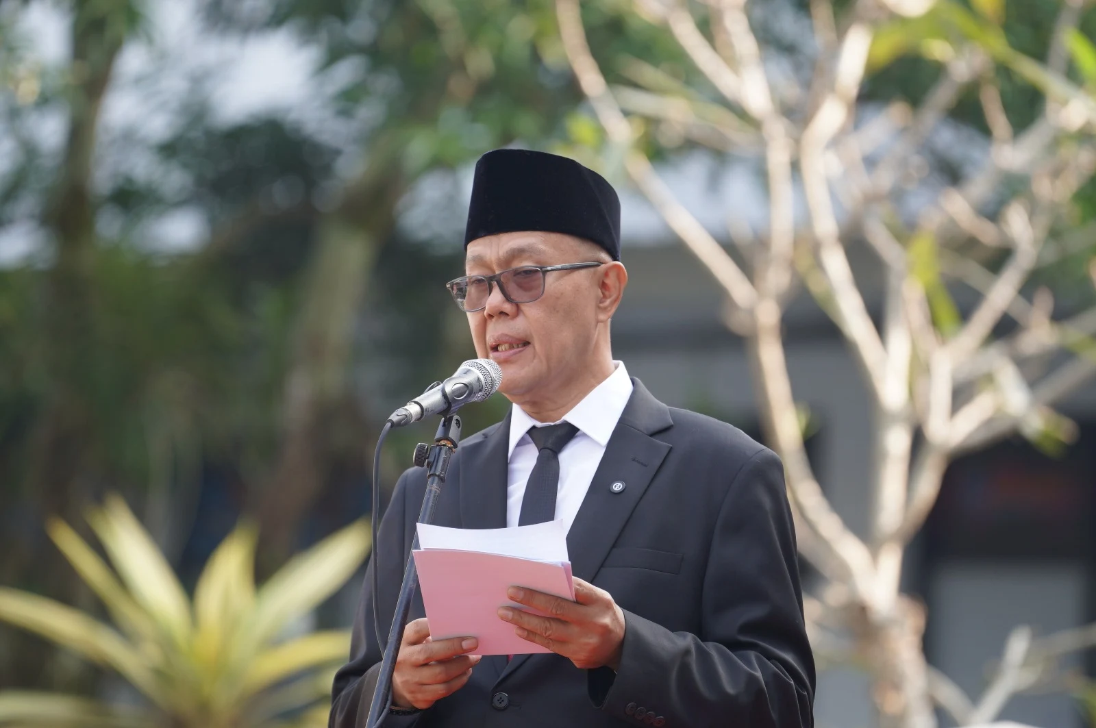 Wali Kota Sukabumi, H. Ayep Zaki, pimpin Upacara Peringatan Hari Lahir Pancasila Tingkat Kota Sukabumi Tahun 2026 di Lapang Apel Setda, Senin (1/6). (Foto: Dokpim Kota Sukabumi)