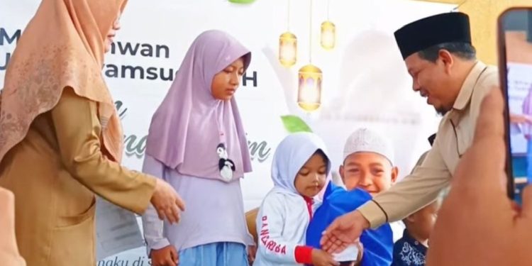 Wujud Kepedulian Sosial, DKM Al-Ikhwan RSUD R. Syamsudin SH Santuni Anak Yatim