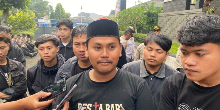 Ketua Umum FKMASI, Hamdan Maulana Hamid saat diwawancarai oleh media, Selasa (14/07/2026)