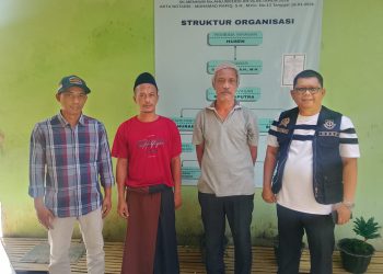 Anggota DPRD Kota Sukabumj, Agus Samsul (Kanan) dan Ketua DPC PKB Kota Sukabumi, Yosep Pujianto bersama tokoh masyarakat di lingkungan RT.003/003 Kelurahan Dayeuhluhur, Kecamatan Warudorong, Kota Sukabumi (17/07/2026)