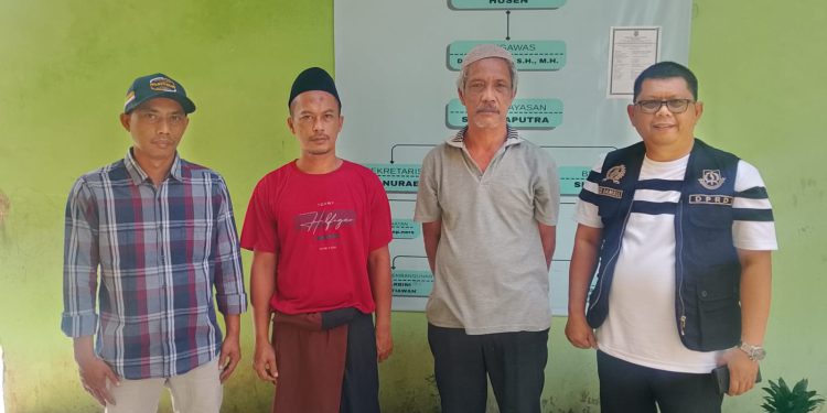 Anggota DPRD Kota Sukabumj, Agus Samsul (Kanan) dan Ketua DPC PKB Kota Sukabumi, Yosep Pujianto bersama tokoh masyarakat di lingkungan RT.003/003 Kelurahan Dayeuhluhur, Kecamatan Warudorong, Kota Sukabumi (17/07/2026)