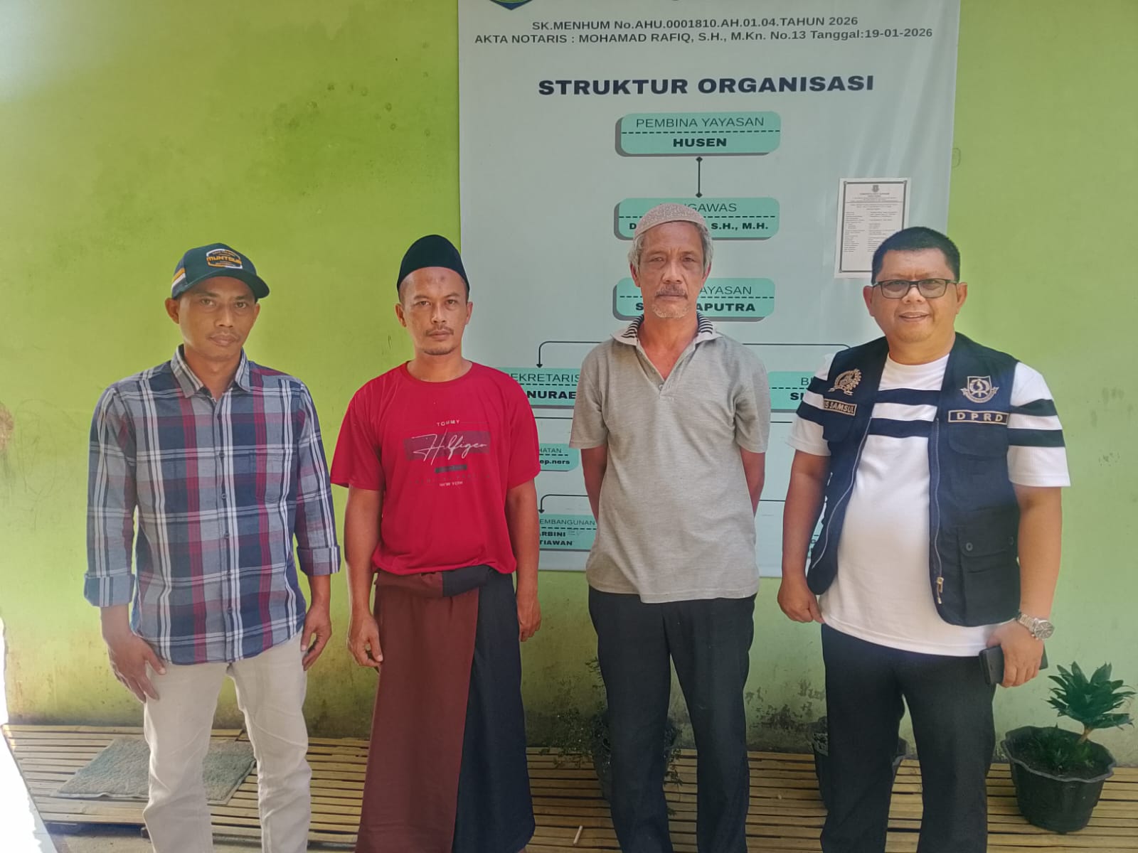 Anggota DPRD Kota Sukabumj, Agus Samsul (Kanan) dan Ketua DPC PKB Kota Sukabumi, Yosep Pujianto bersama tokoh masyarakat di lingkungan RT.003/003 Kelurahan Dayeuhluhur, Kecamatan Warudorong, Kota Sukabumi (17/07/2026)