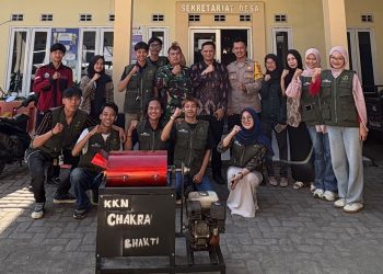 Foto bersama perangkat Desa selaawi, Babinsa dan Babinmas di desa selaawi Kecamatan Sukaraja Kabupaten Sukabumi, Selasa (09/07/2026)