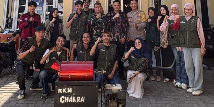 Foto bersama perangkat Desa selaawi, Babinsa dan Babinmas di desa selaawi Kecamatan Sukaraja Kabupaten Sukabumi, Selasa (09/07/2026)