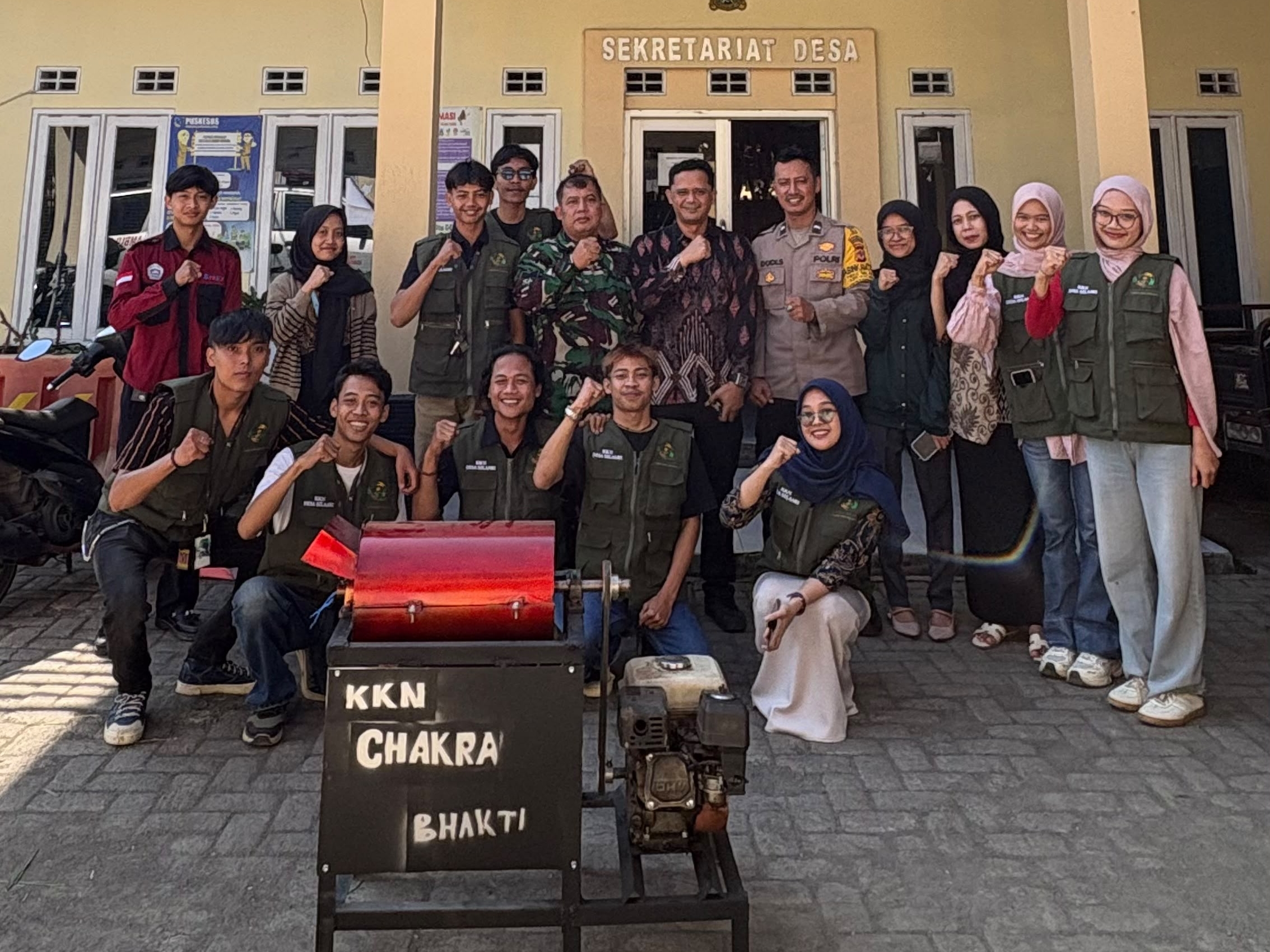 Foto bersama perangkat Desa selaawi, Babinsa dan Babinmas di desa selaawi Kecamatan Sukaraja Kabupaten Sukabumi, Selasa (09/07/2026)