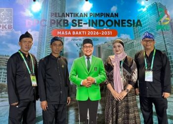 Fotos bersama jajaran pimpina DPC PKB Kota Sukabumi saat acar pelantikan Pimpinan DPC PKB se-Indonesia di Alun-alun Fatahillah Kota Tua, Jakarta (22/07/2026). Dari kiri : Ketua Dewan Syuro DPC PKB Kota Sukabumi,Iyus Yusuf, Ketua DPC PKB Kota Sukabumi, Yosep Pujianto, Seketaris DPC PKB Kota Sukabumi, Sabrina Ristiawan dan Bendahara DPC PKB Kota Sukabumi Agus Samsul