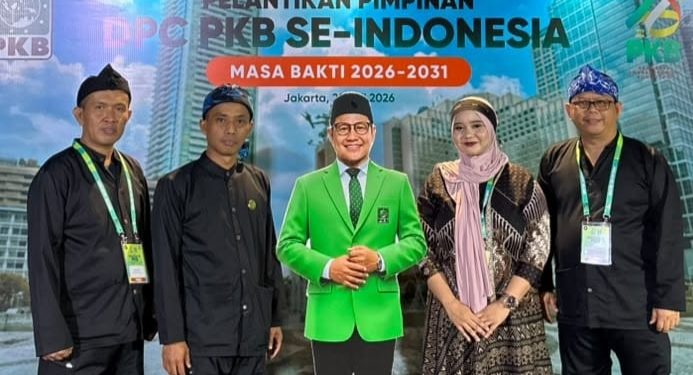 Fotos bersama jajaran pimpina DPC PKB Kota Sukabumi saat acar pelantikan Pimpinan DPC PKB se-Indonesia di Alun-alun Fatahillah Kota Tua, Jakarta (22/07/2026). Dari kiri : Ketua Dewan Syuro DPC PKB Kota Sukabumi,Iyus Yusuf, Ketua DPC PKB Kota Sukabumi, Yosep Pujianto, Seketaris DPC PKB Kota Sukabumi, Sabrina Ristiawan dan Bendahara DPC PKB Kota Sukabumi Agus Samsul