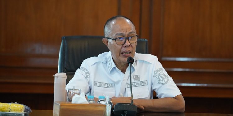 Wali Kota Sukabumi, H. Ayep Zaki, saat menyampaikan arahan dalam agenda Rapat Pimpinan Pemkot Sukabumi yang berlangsung di Oproom Sekretariat Daerah, Rabu (5/8). Foto: Dokpim Kota Sukabumi