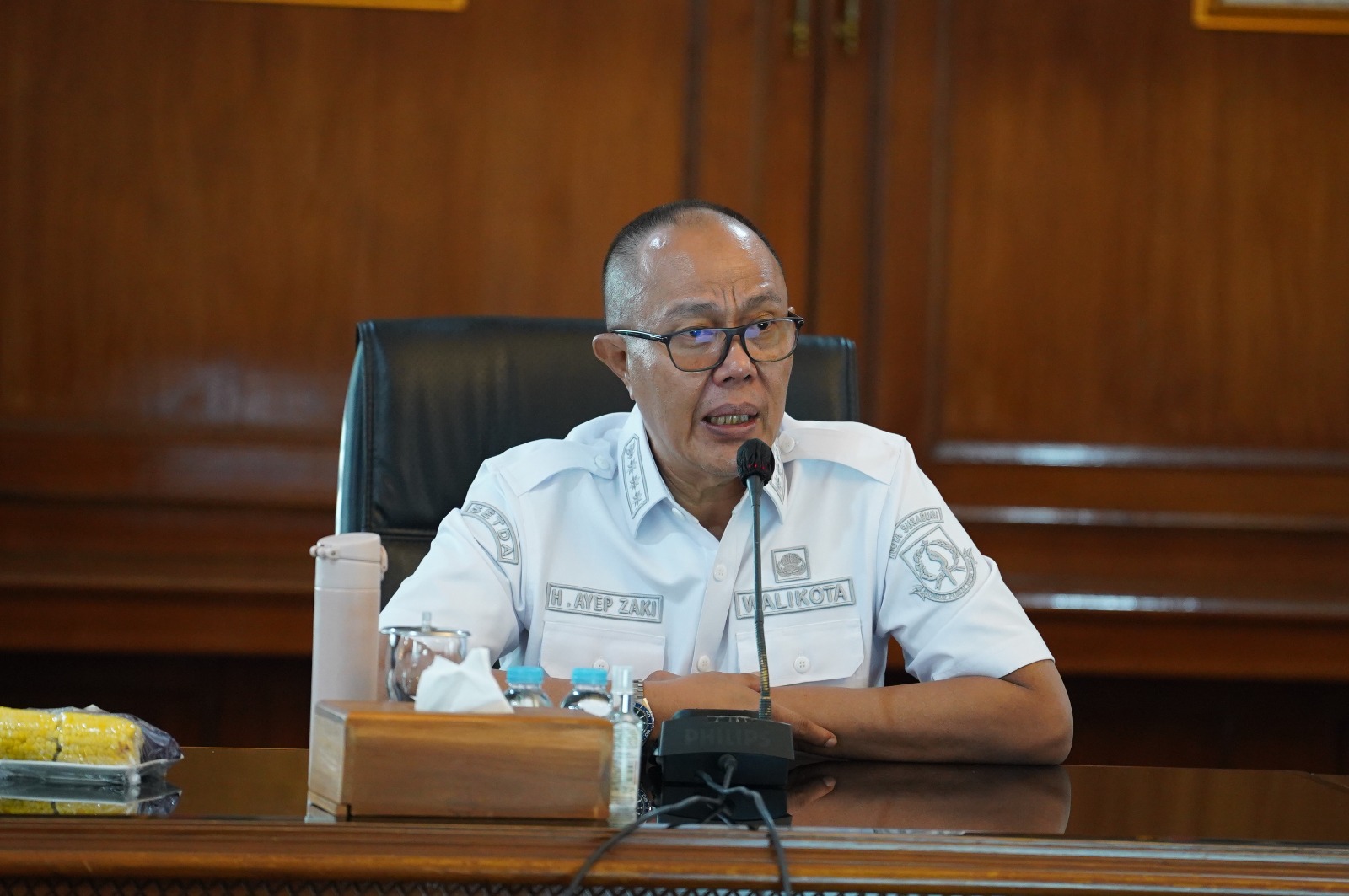 Wali Kota Sukabumi, H. Ayep Zaki, saat menyampaikan arahan dalam agenda Rapat Pimpinan Pemkot Sukabumi yang berlangsung di Oproom Sekretariat Daerah, Rabu (5/8). Foto: Dokpim Kota Sukabumi