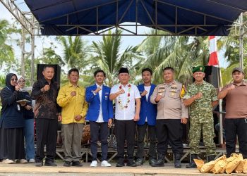 Ketua PKC PMII Jawa Barat ,Rusli Hermawan (tiga dari kiri) dan Tamu undangan di acara Milangkala Desa Banyuwangi ke-44, Minggu (23/8/2026), di Desa Banyuwangi, Kecamatan Cibitung, Kabupaten Sukabumi.