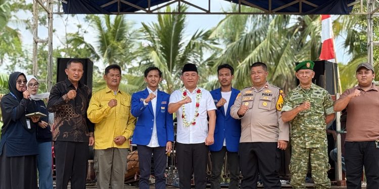 Ketua PKC PMII Jawa Barat ,Rusli Hermawan (tiga dari kiri) dan Tamu undangan di acara Milangkala Desa Banyuwangi ke-44, Minggu (23/8/2026), di Desa Banyuwangi, Kecamatan Cibitung, Kabupaten Sukabumi.