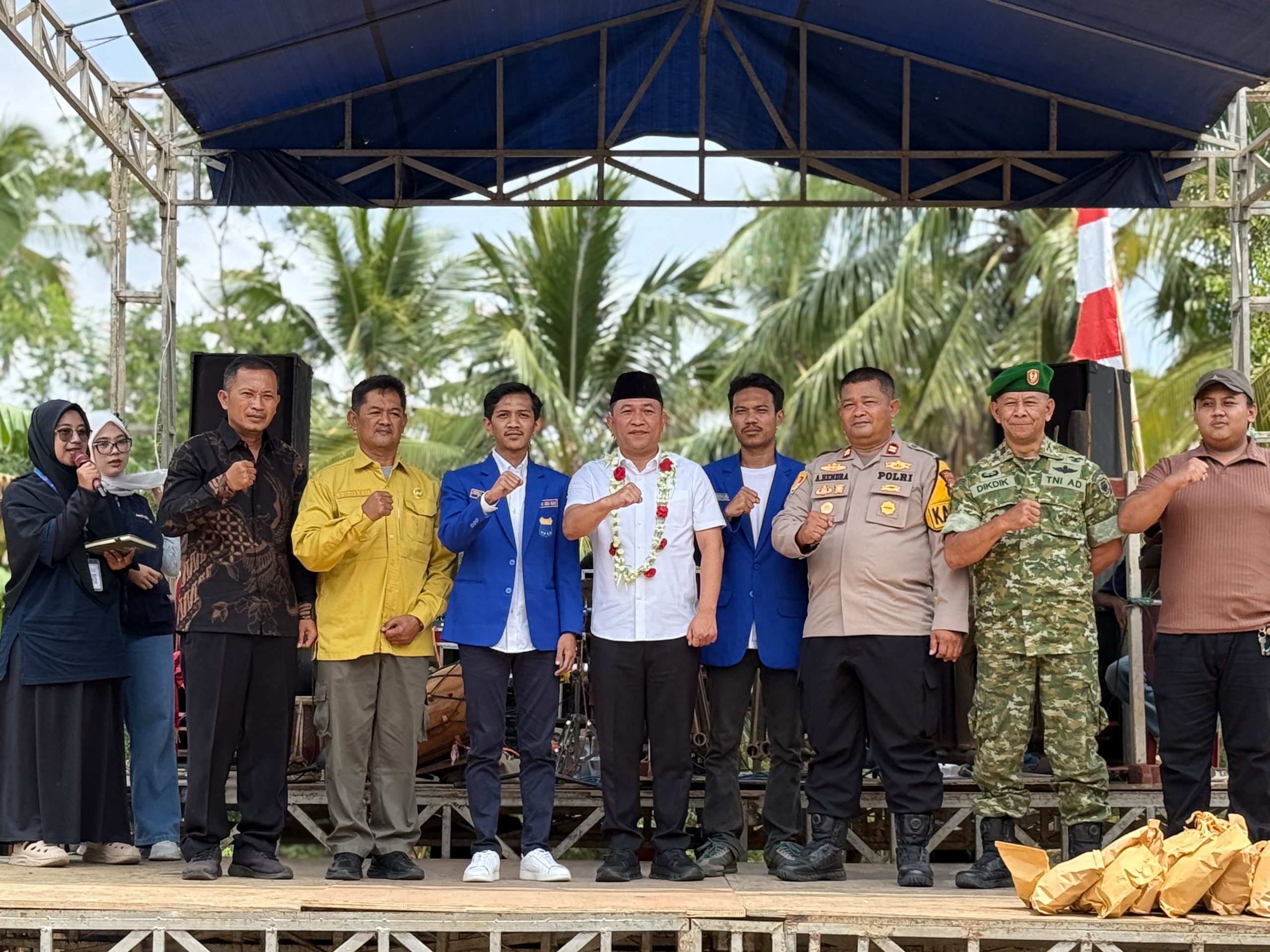 Ketua PKC PMII Jawa Barat ,Rusli Hermawan (tiga dari kiri) dan Tamu undangan di acara Milangkala Desa Banyuwangi ke-44, Minggu (23/8/2026), di Desa Banyuwangi, Kecamatan Cibitung, Kabupaten Sukabumi.