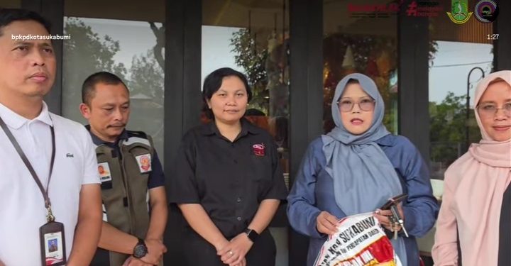 Tunggakan Pajak Dilunasi, BPKPD dan Satpol PP Kota Sukabumi Cabut Stiker Peringatan di Resto Skilo