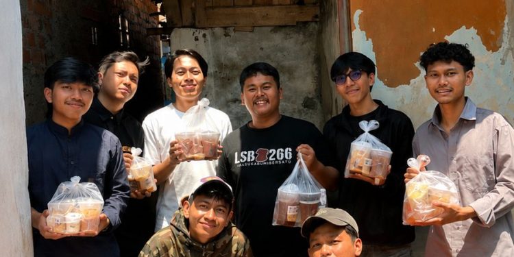 Bukan Cuma Soal Bola, JAKMANIA Sukabumi Bersatu, LSB dan Cisaat Crew Berbagi di Jumat Berkah