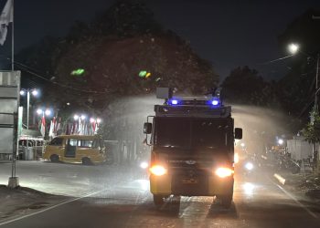Kurangi Debu Abu Vulkanik, Polisi Siram Jalan di Sukabumi Pakai Water Cannon