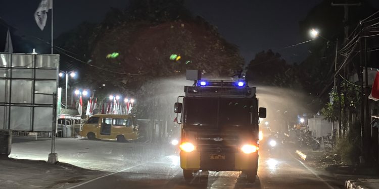Kurangi Debu Abu Vulkanik, Polisi Siram Jalan di Sukabumi Pakai Water Cannon
