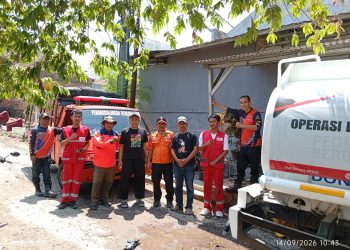 Petugas dari PDAM Kota Sukabumi dan PMI Kota Sukabumi setelah membagikan air ke warga Cibereum (14/09/2026)