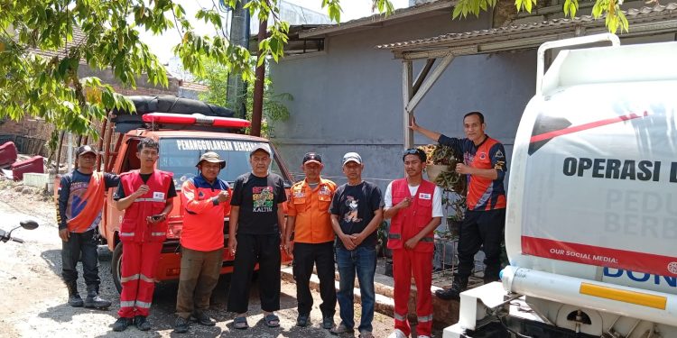 Petugas dari PDAM Kota Sukabumi dan PMI Kota Sukabumi setelah membagikan air ke warga Cibereum (14/09/2026)