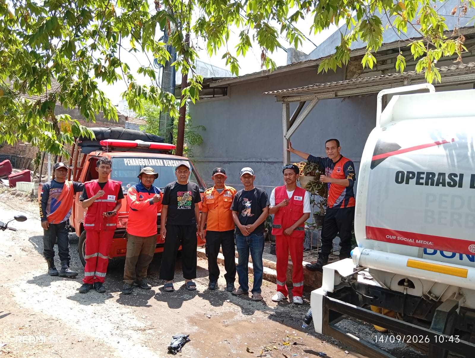 Petugas dari PDAM Kota Sukabumi dan PMI Kota Sukabumi setelah membagikan air ke warga Cibereum (14/09/2026)