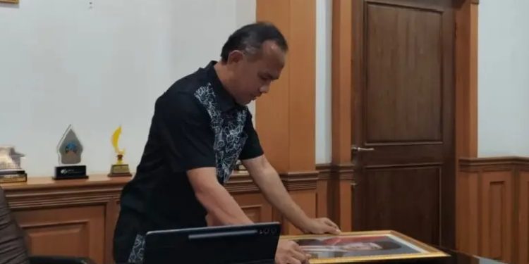Wakil Ketua DPRD Kota Sukabumi Turunkan Foto Gibran, Sebut Sikap Politik Pribadi
