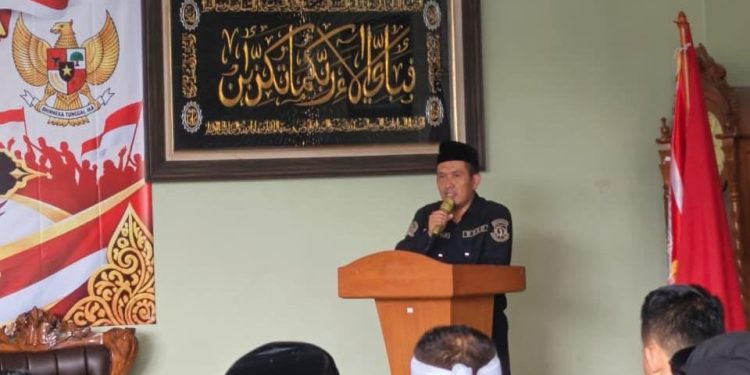 Anggota DPRD Kota Sukabumi, Iyus Yusuf saat menghadiri acara seminar kebangsaan yang di adakan oleh Forum Warga Cibereum Bersatu (Forwacib) di Gazebo H.Fardi, Jalan Ciandam Kecamatan Cibeureum (28/10/2026).